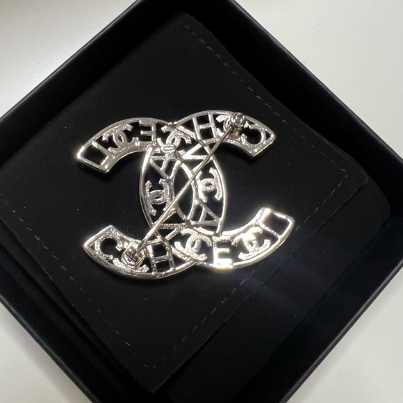 💥SOLD💥Chanel Brooch 2022 - Picture 2 of 2
